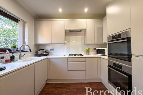 3 bedroom semi-detached house for sale, Hornminster Glen, Hornchurch, RM11