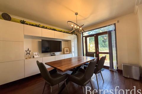 3 bedroom semi-detached house for sale, Hornminster Glen, Hornchurch, RM11