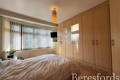 3 bedroom semi-detached house for sale, Hornminster Glen, Hornchurch, RM11