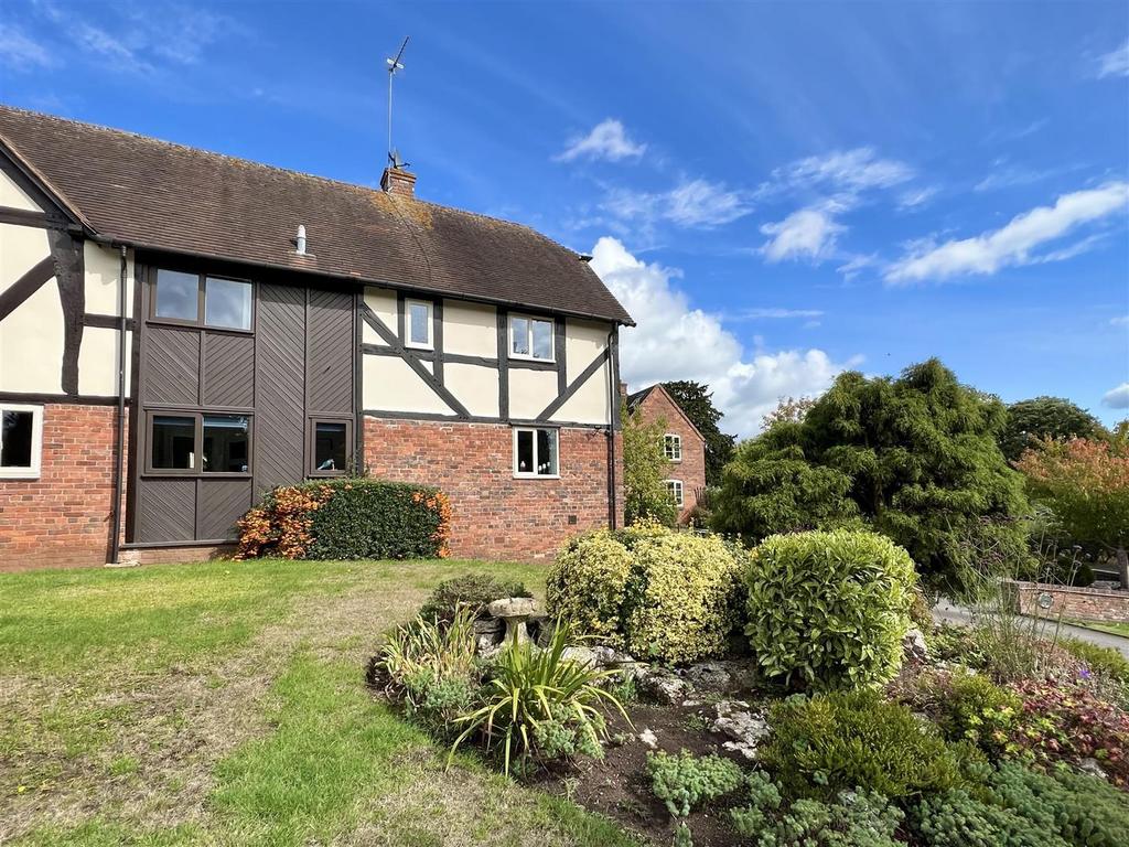 Churchill Worcestershire 1.jpg