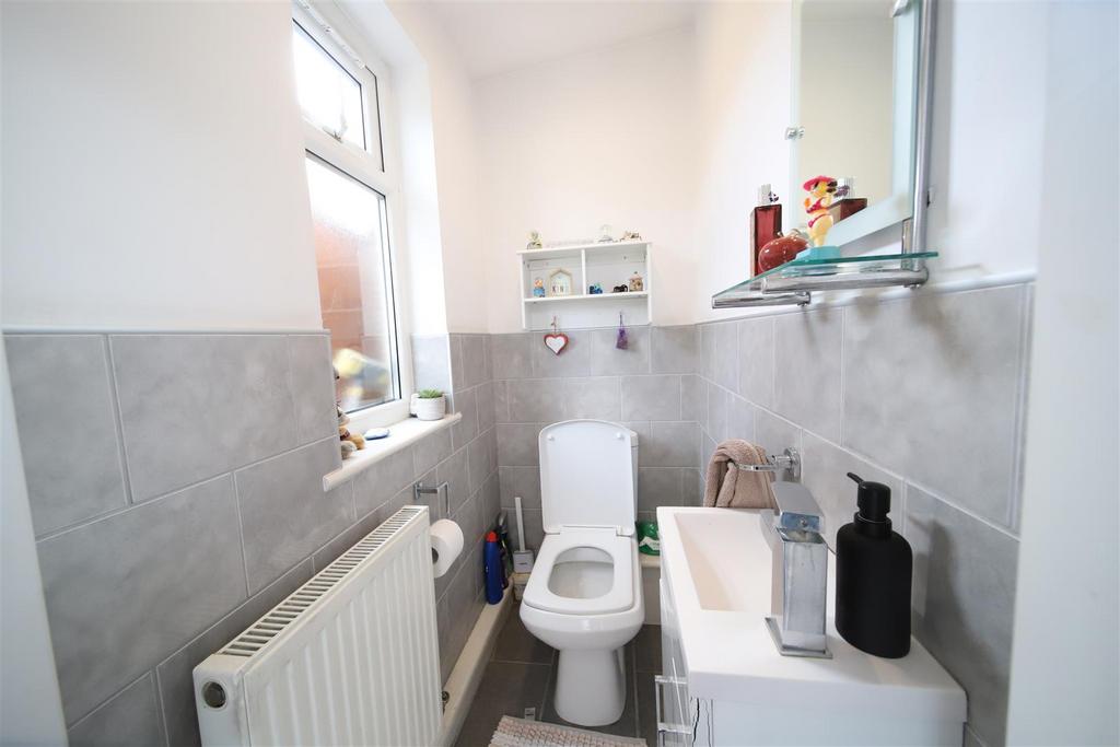 Downstairs wc.JPG