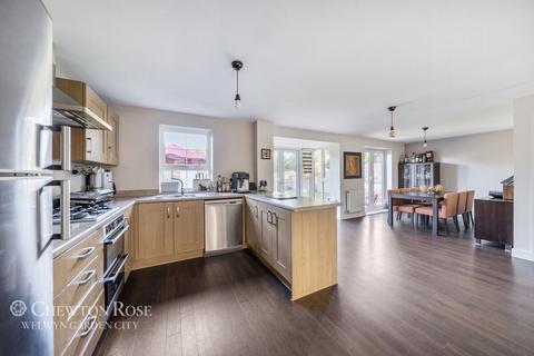 5 bedroom detached house for sale, Peregrine Way, HATFIELD
