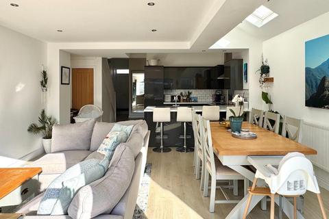 3 bedroom terraced house for sale, Glebe Street, Penarth