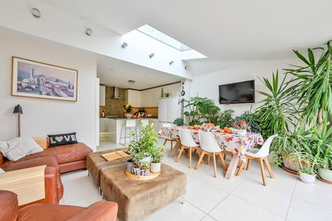 26 Latchmere Close, Richmond, TW10 5HQ