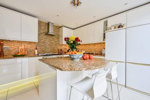 26 Latchmere Close, Richmond, TW10 5HQ