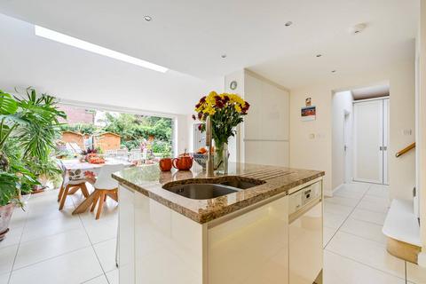 26 Latchmere Close, Richmond, TW10 5HQ