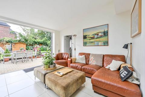 26 Latchmere Close, Richmond, TW10 5HQ