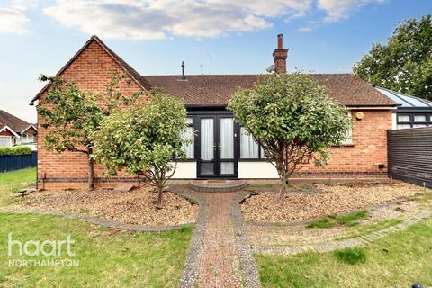 2 bedroom detached bungalow for sale, Malcolm Drive, Northampton