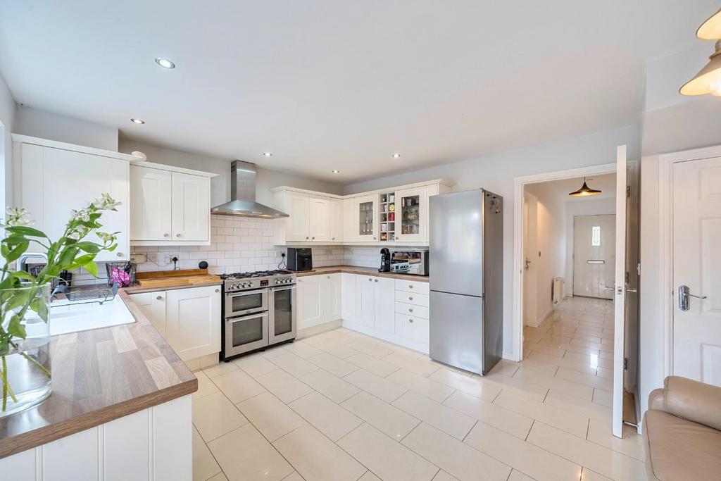 Kitchen 2.jpg