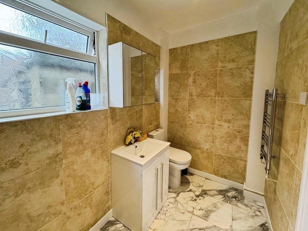 Pbox-bathroom-343457.jpg