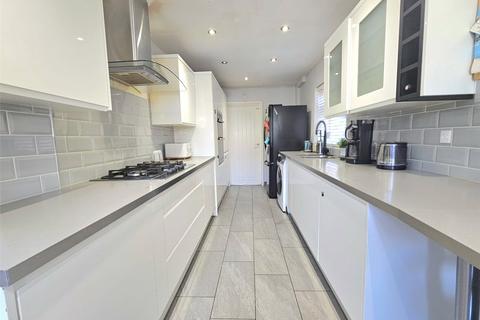 5 bedroom semi-detached house to rent, Trent Avenue, Upminster, RM14