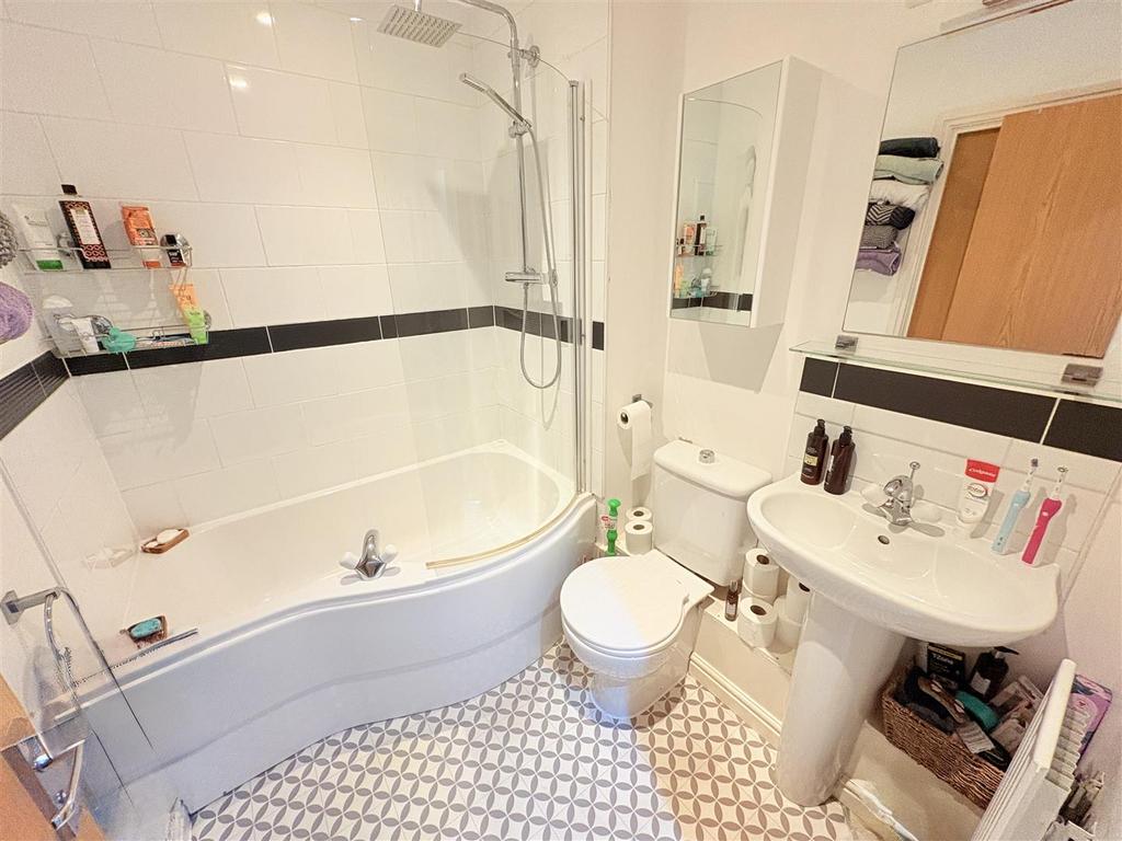 En-suite/Family Bathroom