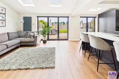 4 bedroom link detached house for sale, Fountain Road, Strood