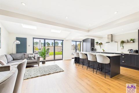 4 bedroom link detached house for sale, Fountain Road, Strood