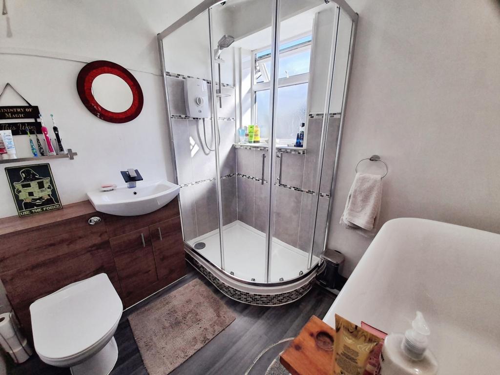 Pbox-bathroom-343370.jpg