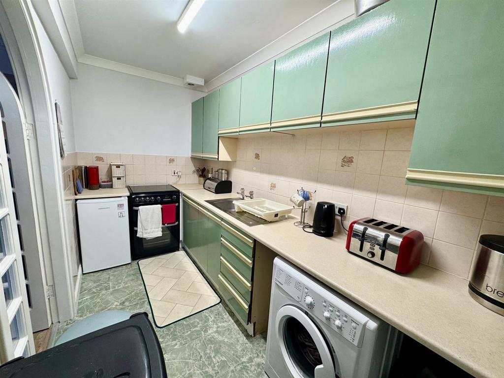 Kitchen 2.jpg