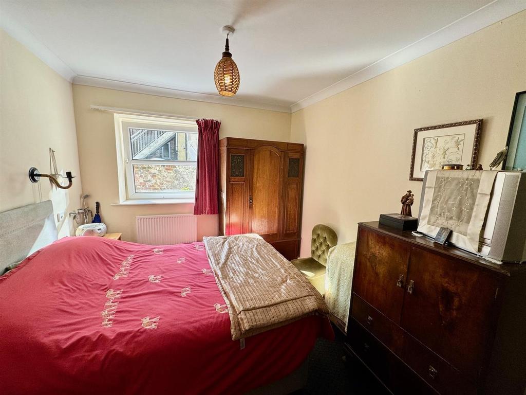 Bedroom 1.jpg