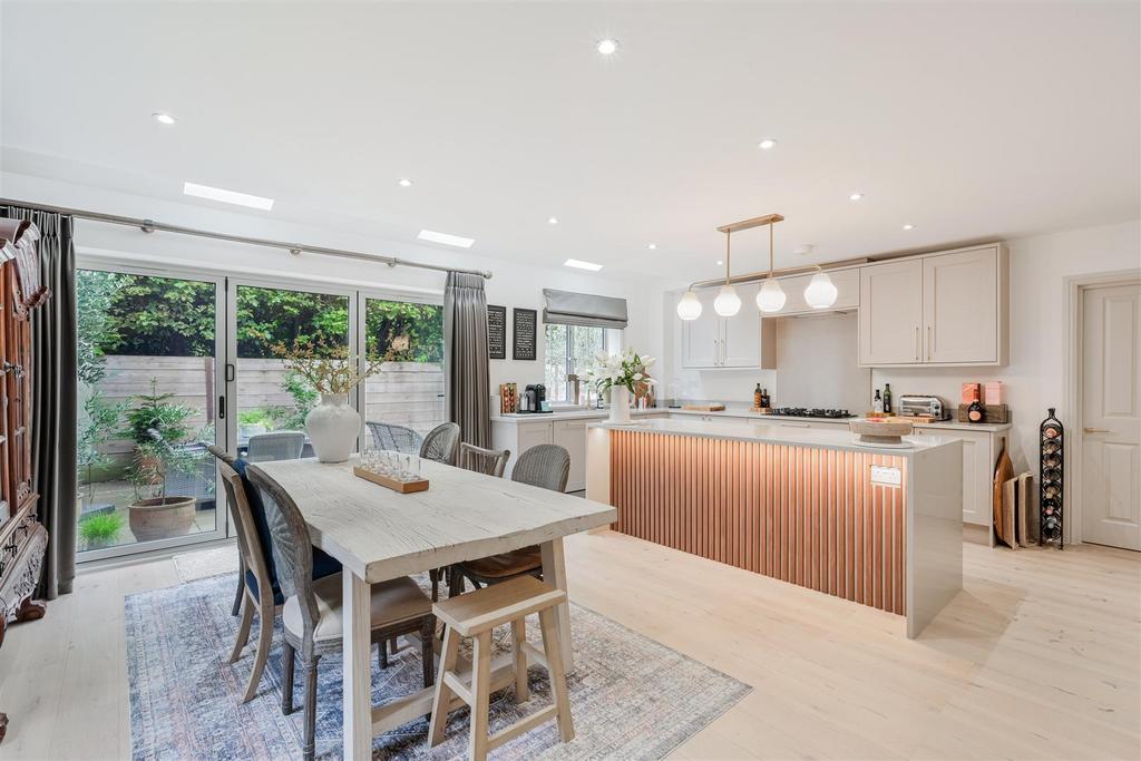 CAVERSHAM CLOSE, 5 (27).jpg