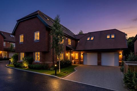 5 bedroom detached house for sale, Caversham Close, Coulsdon