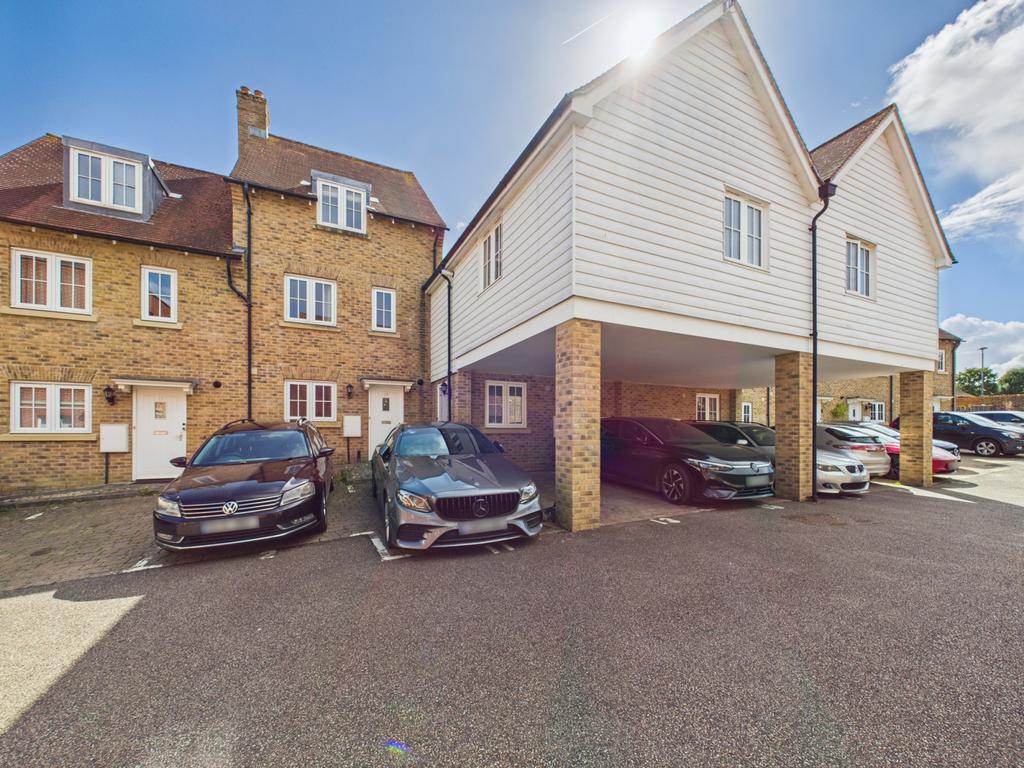 15 Flagstaff Court, Canterbury, Kent, CT1 3 HA
