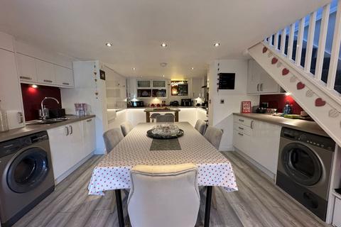 4 bedroom end of terrace house for sale, Goshen Road, Torquay