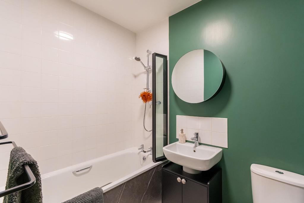 3 S2 LRHD - Bathroom B.jpg