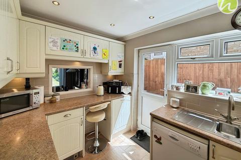 4 bedroom semi-detached house for sale, Chamberlain Avenue, Corringham, SS17