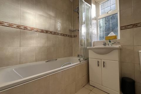 3 bedroom flat to rent, Gervis Road, Bournemouth,