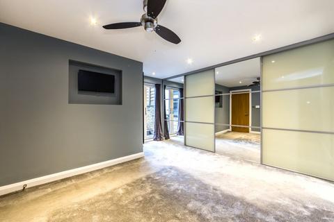 3 bedroom flat for sale, Montgomery Road, London W4