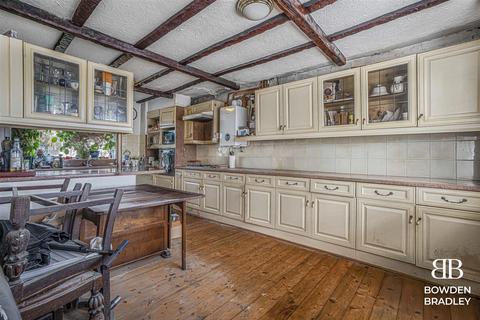 3 bedroom house for sale, Theydon Grove, Woodford Green, IG8