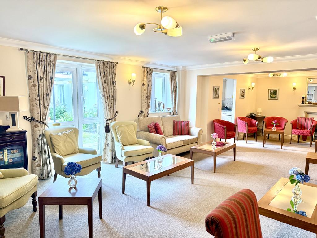 Communal Lounge &#43; Kitchen