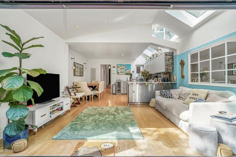2 bedroom flat for sale, Strathblaine Road, London SW11