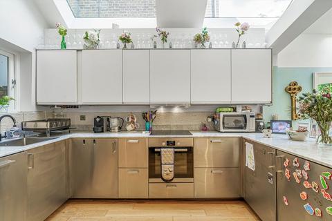 2 bedroom flat for sale, Strathblaine Road, London SW11