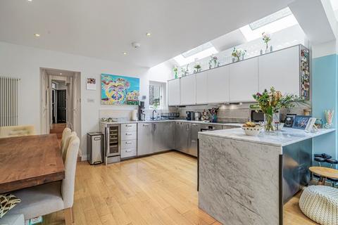 2 bedroom flat for sale, Strathblaine Road, London SW11
