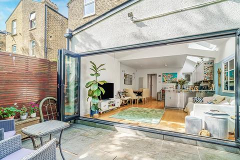 2 bedroom flat for sale, Strathblaine Road, London SW11