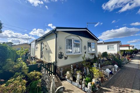2 bedroom park home for sale, Little Meadow, Woodside Home Park, Woodside LU1