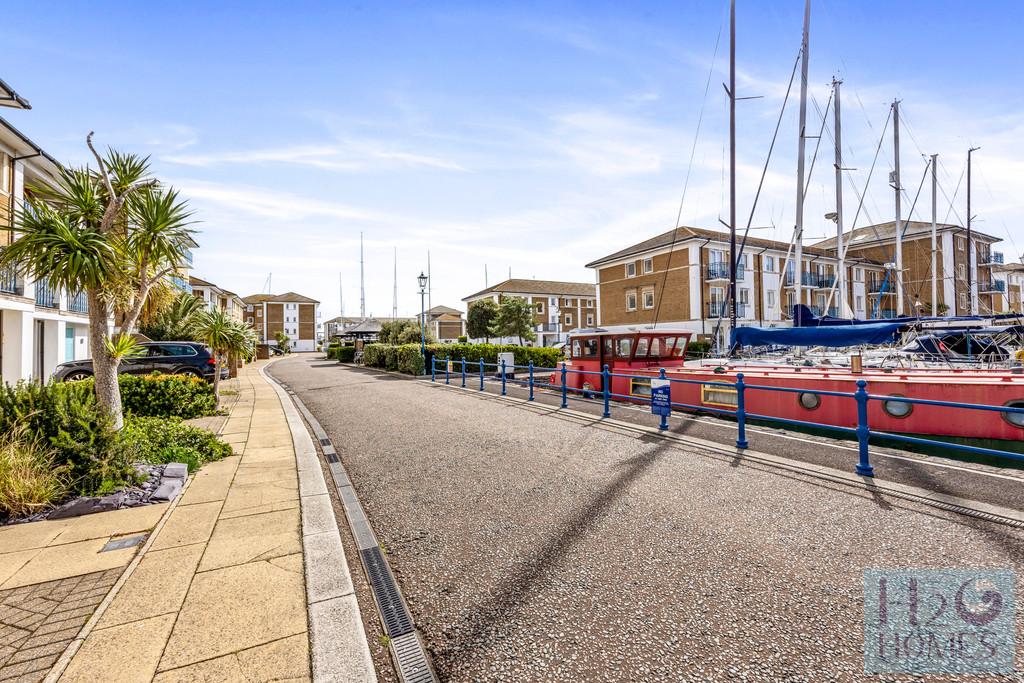 The Strand, Victory Mews, 40-020