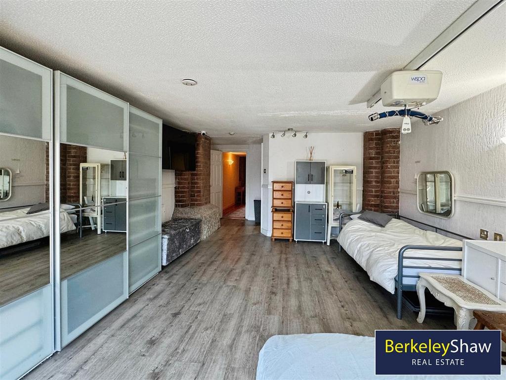Master bedroom (2)