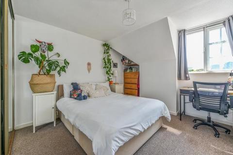 3 bedroom duplex for sale, Haythorn House, Vicarage Crescent, London, SW11