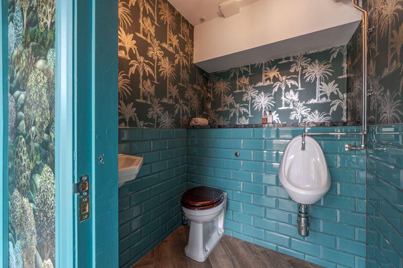 Bar men's WC