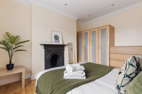 4 bedroom terraced house for sale, Commercial Road, London, E14