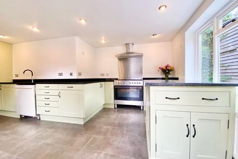 21 High Street, Colsterworth, Grantham, NG33 5NE