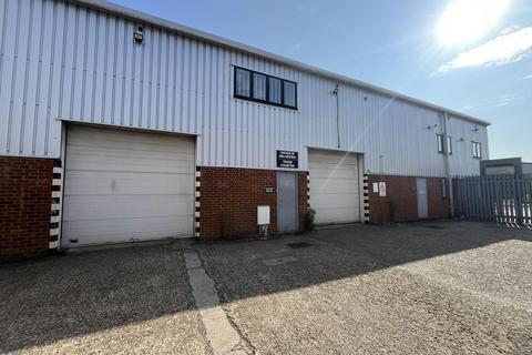 Distribution warehouse to rent, 4-12 Kempson Clos Aylesbury HP19 8UQ
