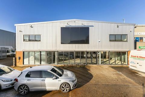Distribution warehouse to rent, 4-12 Kempson Clos Aylesbury HP19 8UQ