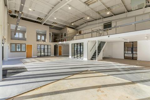 Distribution warehouse to rent, 4-12 Kempson Clos Aylesbury HP19 8UQ