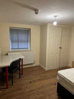 4 bedroom flat to rent, Davenport Avenue, Manchester M20