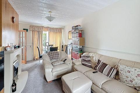3 bedroom semi-detached house to rent, Pinfold Avenue, Stoke-on-Trent, ST6 8EW