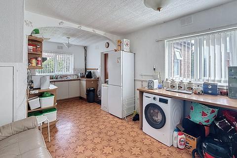 3 bedroom semi-detached house to rent, Pinfold Avenue, Stoke-on-Trent, ST6 8EW