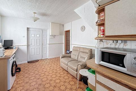 3 bedroom semi-detached house to rent, Pinfold Avenue, Stoke-on-Trent, ST6 8EW