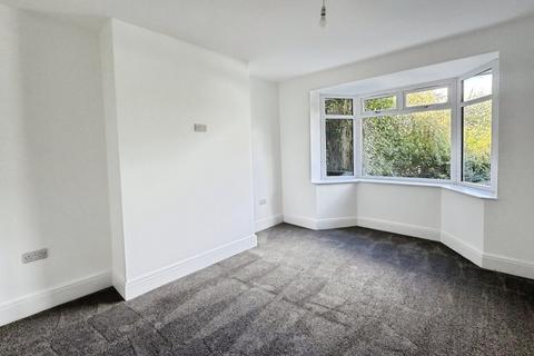 3 bedroom semi-detached house to rent, Whitehall Road, Cleckheaton, BD19